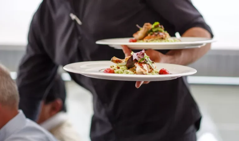 cameriere serve ai tavoli stili di servizio all'italiana